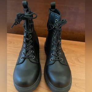 Black combat style boot size 8